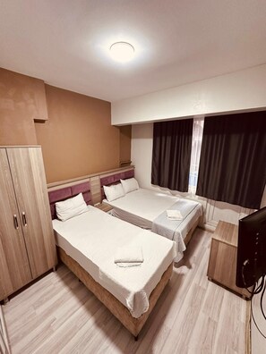 Habitación triple estándar, vista a la ciudad | Wifi gratis 