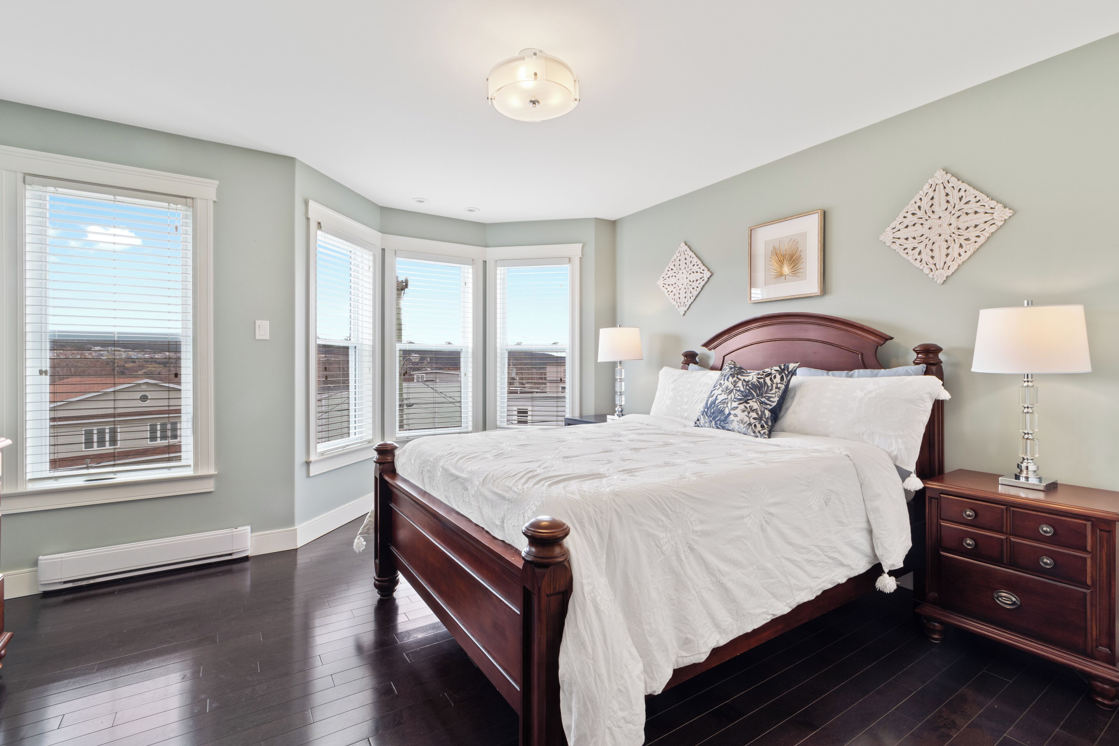 3 bedrooms, in-room safe, desk, iron/ironing board