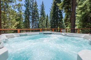 Outdoor spa tub - Carnelian Crest, modern 3BR cabin with hot tub - perfect Couples Retreat! (Carnelian Bay)