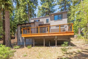 Exterior - Carnelian Crest, modern 3BR cabin with hot tub - perfect Couples Retreat! (Carnelian Bay)