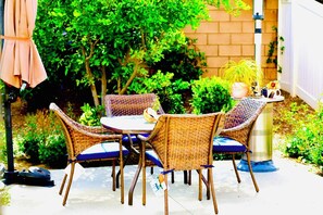 Outdoor dining - Ta-Ta Darling Luxury Temecula Wine Country Retreat Near Lake Skinner & Pechanga (Winchester)