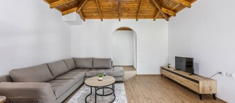 Hillside Apartment Gjirokast r