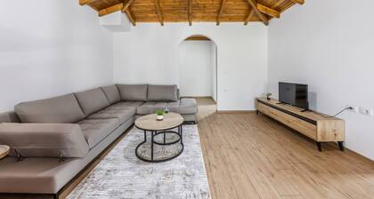 Hillside Apartment Gjirokast r