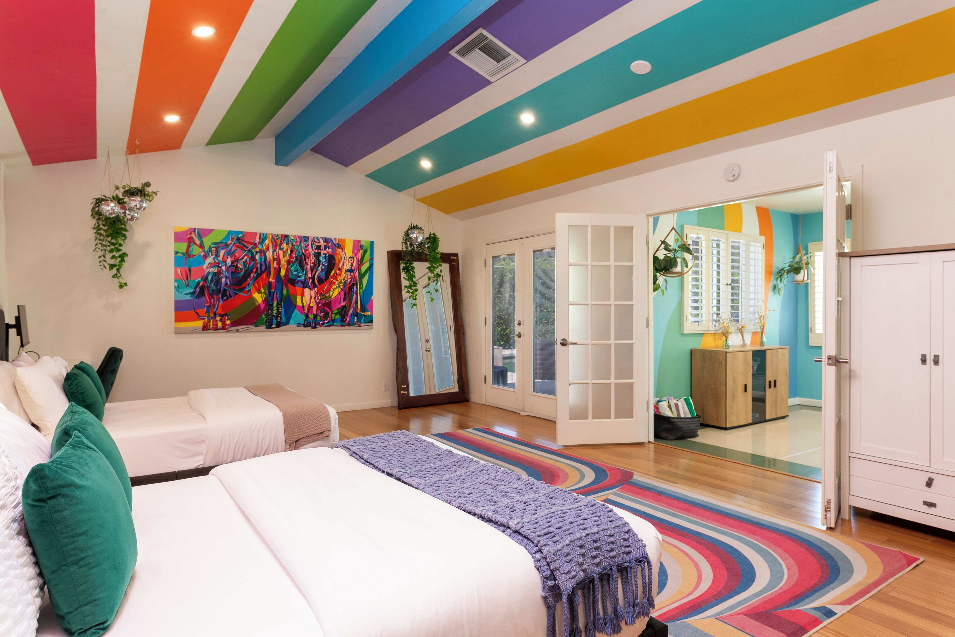 4 bedrooms, iron/ironing board, WiFi, bed sheets