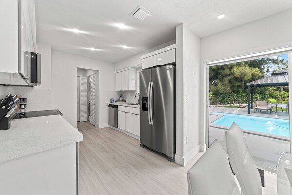 Kühlschrank, Mikrowelle, Ofen, Herdplatte