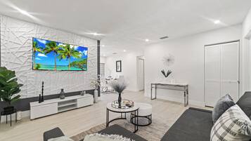 Smart-TV, Kamin, Tischtennisplatte