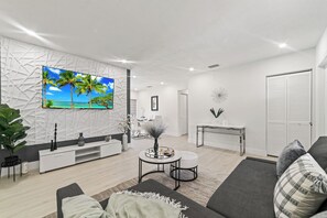 TV connectée, cheminée, table de tennis de table