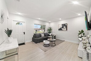 Smart-TV, Kamin, Tischtennisplatte