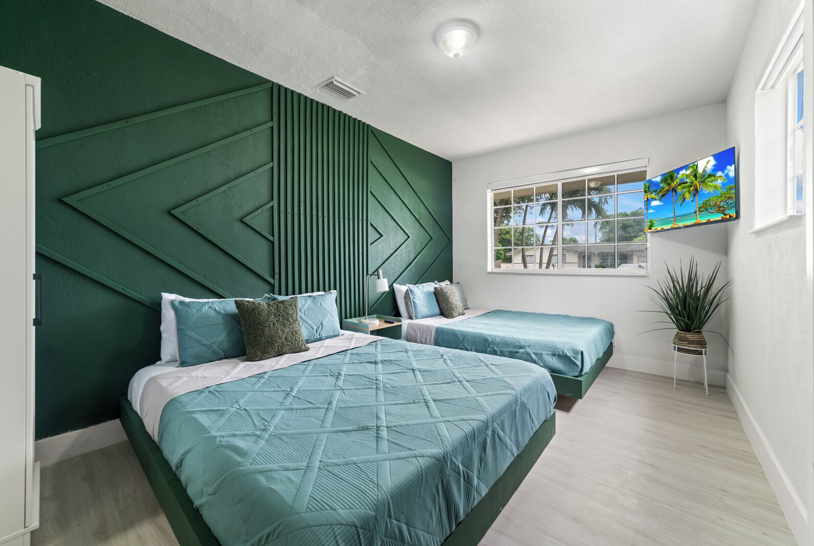 4 slaapkamers, een bureau, een strijkplank/strijkijzer, gratis wifi