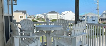 Charming and convenient 4 BR house in the heart of Surf City!
