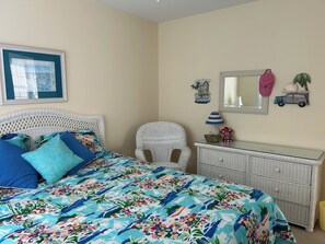 4 bedrooms, iron/ironing board, WiFi, bed sheets - Charming and convenient 4 BR house in the heart of Surf City! (Surf City)