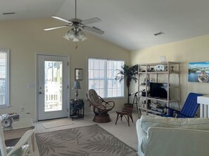 TV - Charming and convenient 4 BR house in the heart of Surf City! (Surf City)