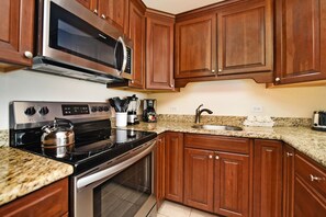 Condo, 2 Bedrooms, Lanai, Ocean View | Private kitchen
