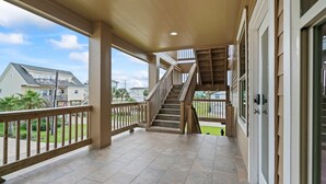Un espacio al aire libre cubierto con una escalera de madera que conduce a un nivel superior.