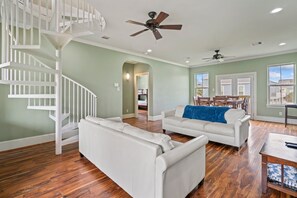 TV - Spacious Beach Retreat | Sleeps 25 | Perfect for Families & Groups! (Galveston)