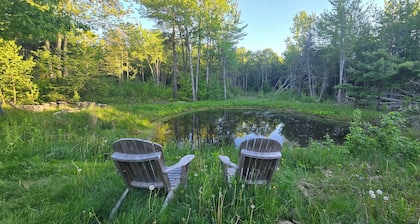 Charming Off- Grid cabin 5 min from the ocean in Midcoast Maine
