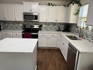 Microwave, oven, stovetop, dishwasher - 3-bedroom house in enchanting Dallas NC with AC, fitness and more (Dallas)