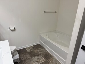 Hair dryer, towels, soap, toilet paper - 3-bedroom house in enchanting Dallas NC with AC, fitness and more (Dallas)