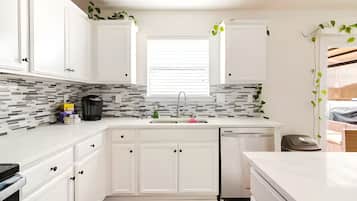 Mikrobølgeovn, ovn, kogeplade, opvaskemaskine