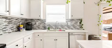 Mikrowelle, Ofen, Herdplatte, Geschirrspüler