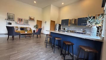 Departamento Premium | Cocina privada | Refrigerador, horno, licuadora y utensilios de cocina