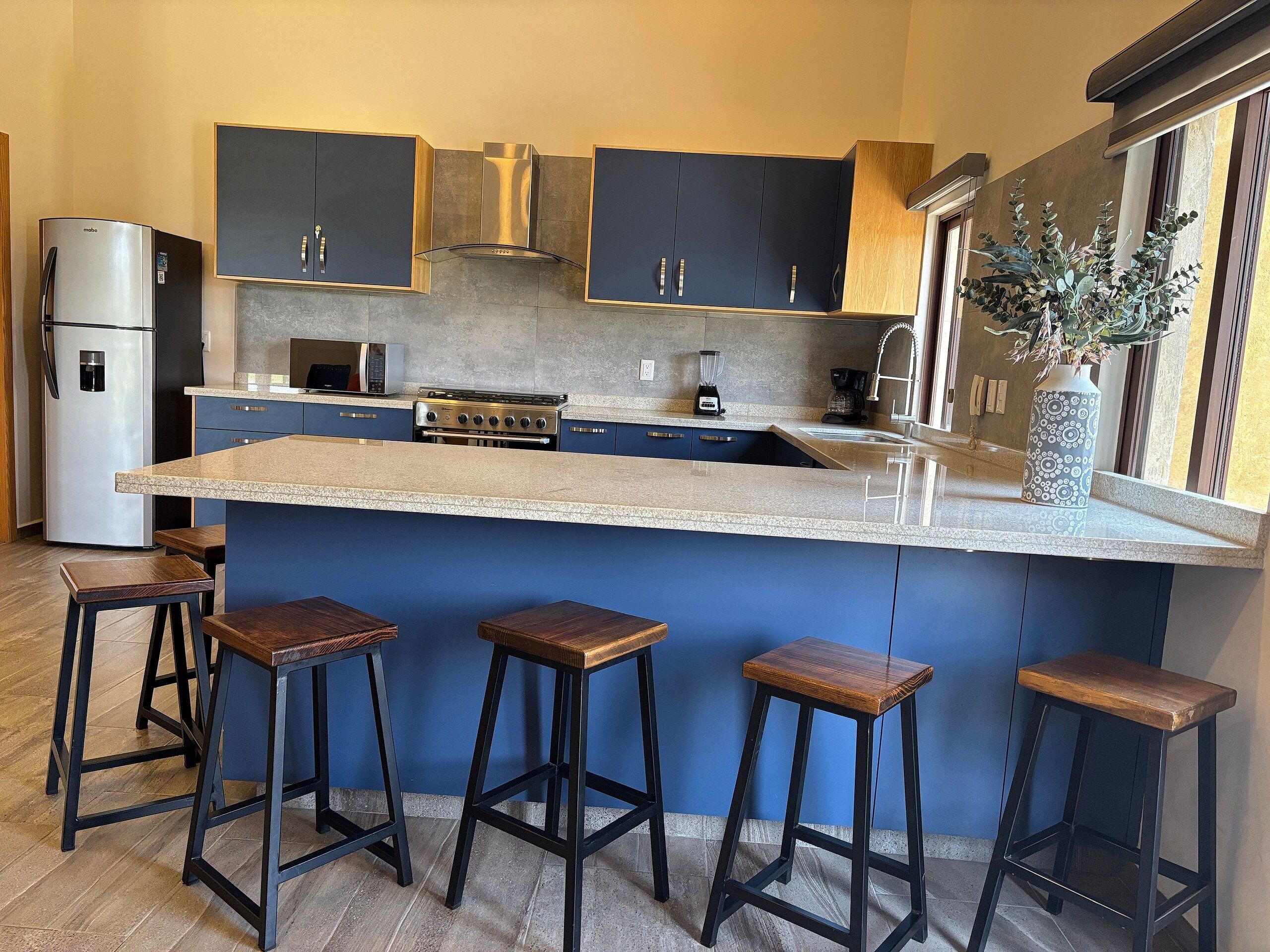 Departamento Premium | Cocina privada | Refrigerador, horno, licuadora y utensilios de cocina 