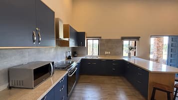 Premium Apartment | Private kitchen | Fridge, oven, blender, cookware/dishes/utensils