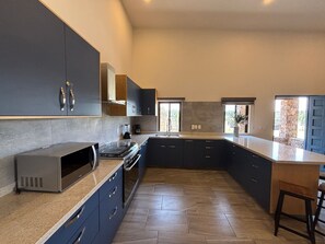 Departamento Premium | Cocina privada | Refrigerador, horno, licuadora y utensilios de cocina