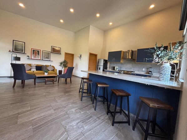 Premium appartement | Privékeuken | Een koelkast, een oven, een blender, kookgerei, borden en bestek