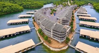 LazyDays Pet-Friendly Condo w/ Pool & Slip at 3M