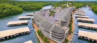 LazyDays Pet-Friendly Condo w/ Pool & Slip at 3M