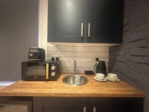 Køleskab, mikrobølgeovn, brødrister, køkkentøj/tallerkener/redskaber