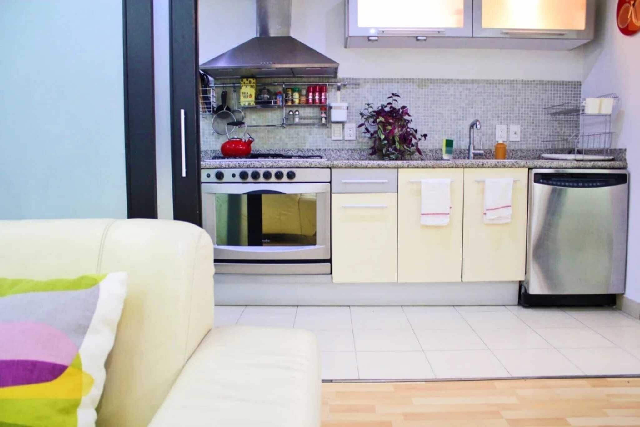 Kylskåp och grytor/köksredskap