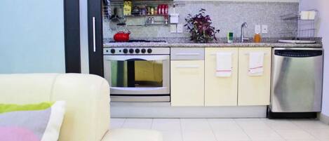 Frigorífico y utensilios de cocina