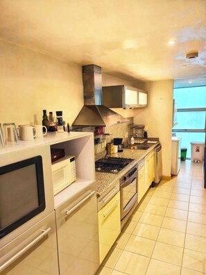 Fridge, cookware/dishes/utensils