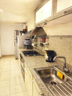 Fridge, cookware/dishes/utensils