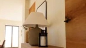 A room with a wooden cabinet, a lamp, and a framed picture on the wall. - Le Galli (Sanary-sur-Mer)