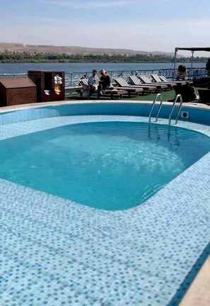 Piscina externa, guarda-sóis, espreguiçadeiras