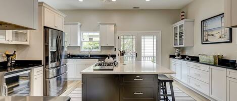 Kylskåp, mikrovågsugn, ugn och spishäll