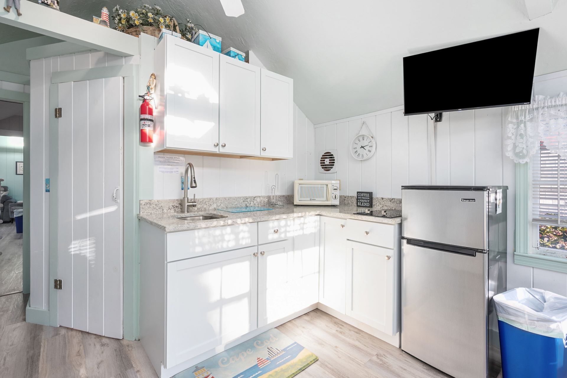 Fridge, microwave, coffee/tea maker, toaster
