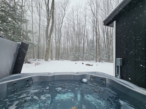 Rapid River Retreat Cottage - 3 Bed, 2 Bath, 2.5 acres, & Hot Tub
