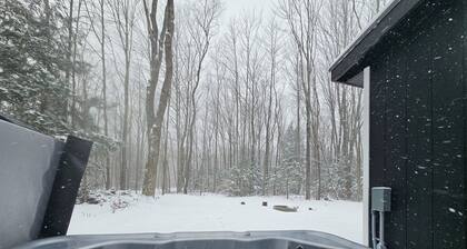 Rapid River Retreat Cottage - 3 Bed, 2 Bath, 2.5 acres, & Hot Tub