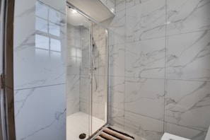 Apartment | Bathroom | Shower, hair dryer, towels