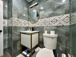 シャワー、ヘアドライヤー、タオル、トイレットペーパー