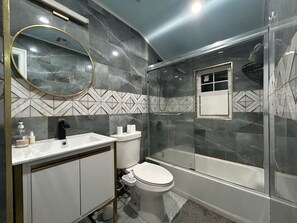 Dusche, Haartrockner, Handtücher, Toilettenpapier