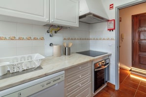 Réfrigérateur, micro-ondes, plaque de cuisson, cafetière/bouilloire
