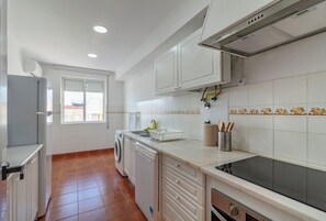 Fridge, microwave, stovetop, coffee/tea maker - Priolo’s Nest - Azoren Butler (Unknown)