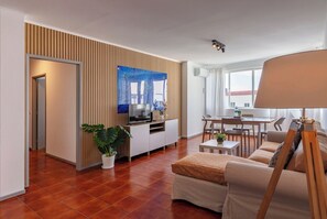 TV - Priolo’s Nest - Azoren Butler (Unknown)