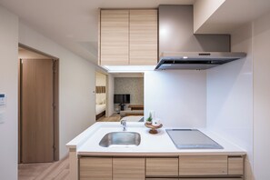 Chambre Quadruple, non-fumeur, balcon | Cuisine privée