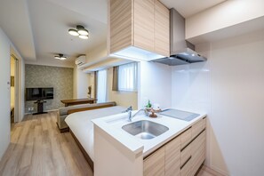 Quarto quádruplo, para não fumantes, sacada | Cozinha privada | Geladeira, micro-ondas, cooktop, talheres/pratos/utensílios de cozinha